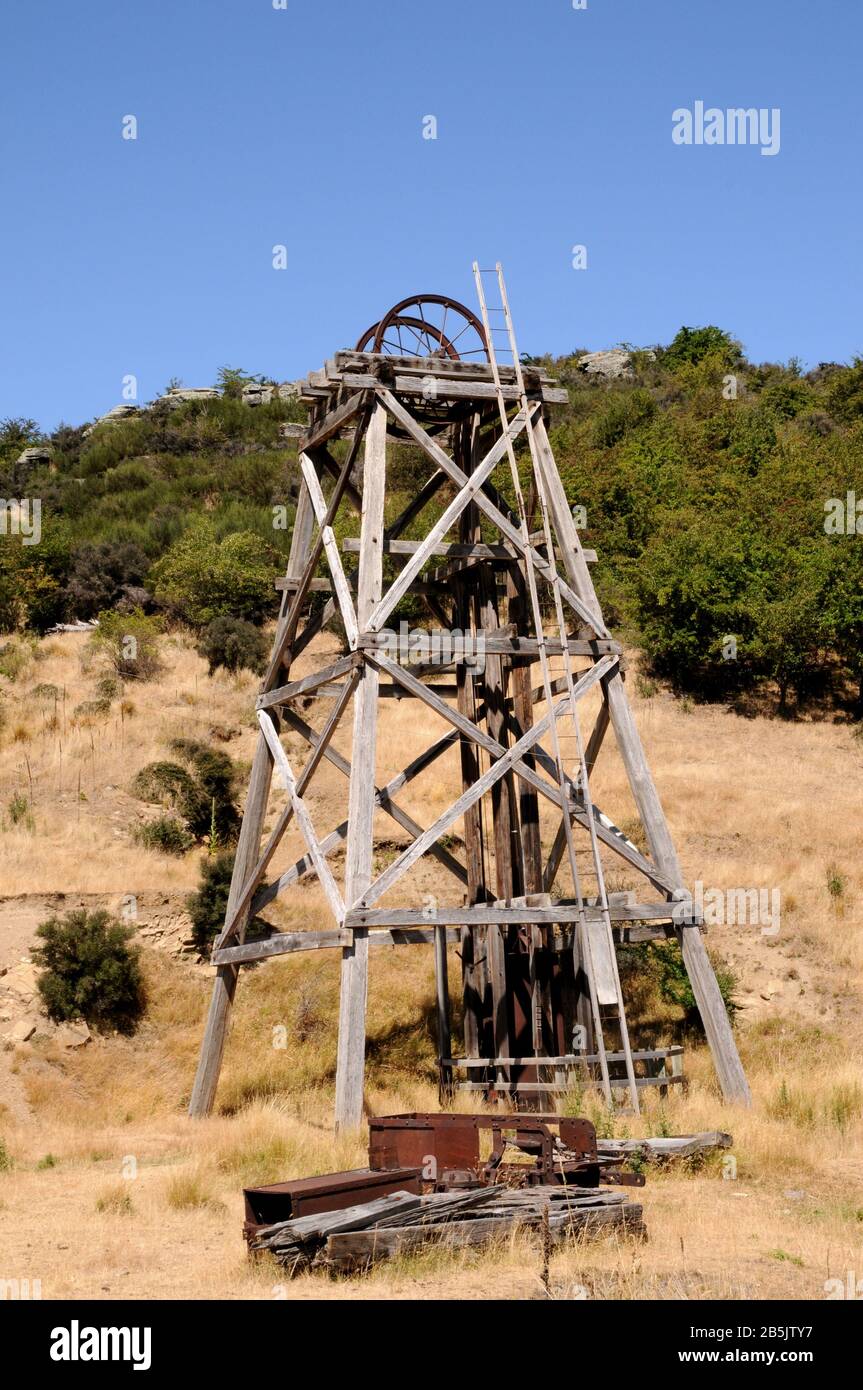 Der Kegel geht in der alten Golden Progress Mine in Idaburn, Central Otago auf der Südinsel Neuseelands. Die Website wird von DOC verwaltet und betreut. Stockfoto