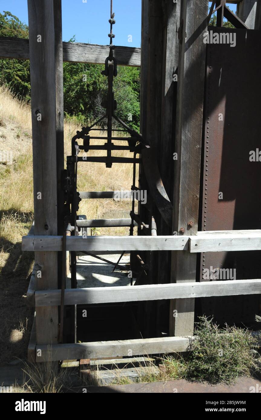 Der Eingang zum Schacht bei der Goldmine Progress, Idaburn, Central Otago. Der Schacht ist etwa 46 Meter tief und ein 14 Meter hoher Tellkopf darüber. Stockfoto