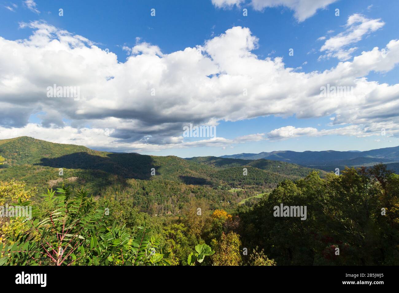 Riesige, niedrige Wolken schweben und erzeugen Schatten über die Berge auf dem Blue Ridge Parkway in Asheville, NC, USA. Stockfoto