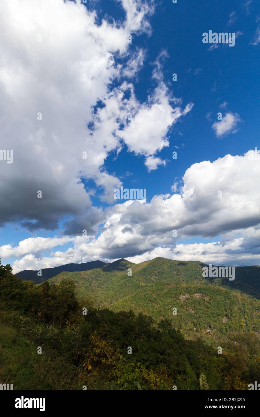 Riesige, niedrige Wolken schweben und erzeugen Schatten über die Berge auf dem Blue Ridge Parkway in Asheville, NC, USA. Stockfoto