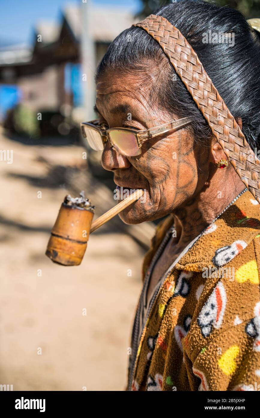 Lokale Frau mit tätowiertem Gesicht aus Dorf Mindat, Chin-Staat, Myanmar, Asien. Stockfoto