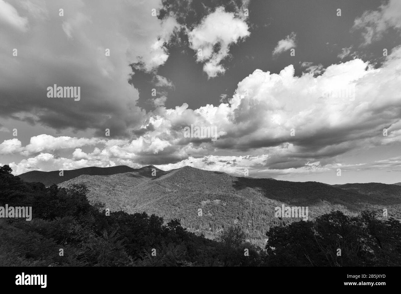 Riesige, niedrige Wolken schweben und erzeugen Schatten über die Berge auf dem Blue Ridge Parkway in Asheville, NC, USA. Stockfoto