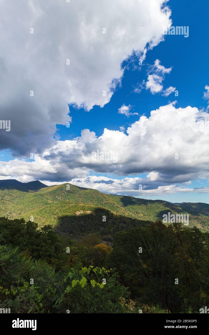 Riesige, niedrige Wolken schweben und erzeugen Schatten über die Berge auf dem Blue Ridge Parkway in Asheville, NC, USA. Stockfoto