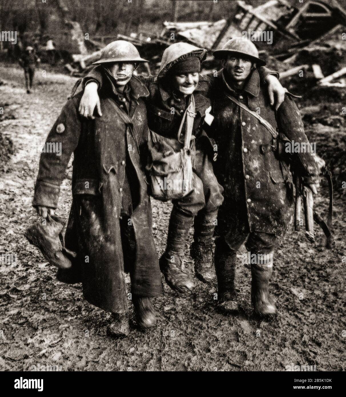 Von Kollegen unterstützt, wird ein verwundeter Soldat während der Schlacht am Ancre (13. Bis 18. November 1916) zur ärztlichen Behandlung gebracht. Die Schlacht, der letzte große britische Angriff der Schlacht an der Somme, wurde zwischen der Fünften Armee von General-Untergeneral Hubert Gough) gegen die 1. Bundeswehr (General Fritz von Below) geführt. Stockfoto