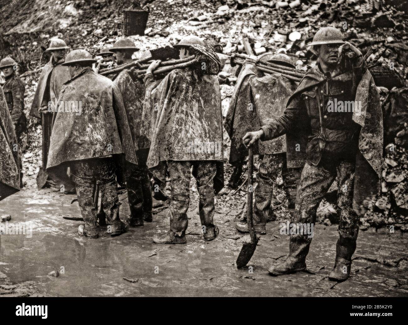 Eine Arbeitsgruppe, die während der Schlacht an der Ancre (13. Bis 18. November 1916) auf Befehle in St. Pierre Divion wartet. Die Schlacht, der letzte große britische Angriff der Schlacht an der Somme, wurde zwischen der Fünften Armee von General-Untergeneral Hubert Gough) gegen die 1. Bundeswehr (General Fritz von Below) geführt. Stockfoto