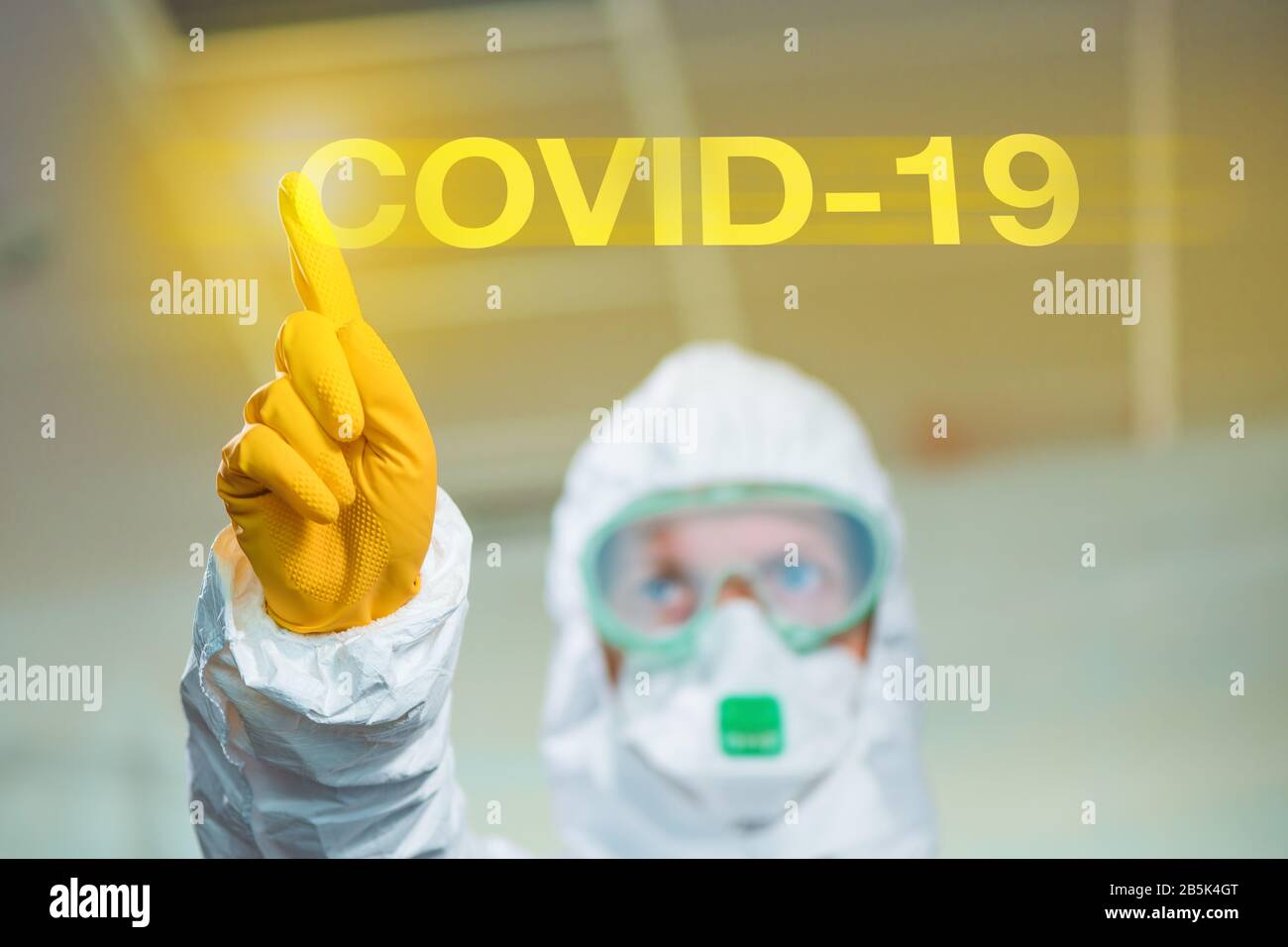 Covid-19 wuhan Coronavirus Konzept mit Epidemiologen mit virtuellem Bildschirm, selektivem Fokus Stockfoto