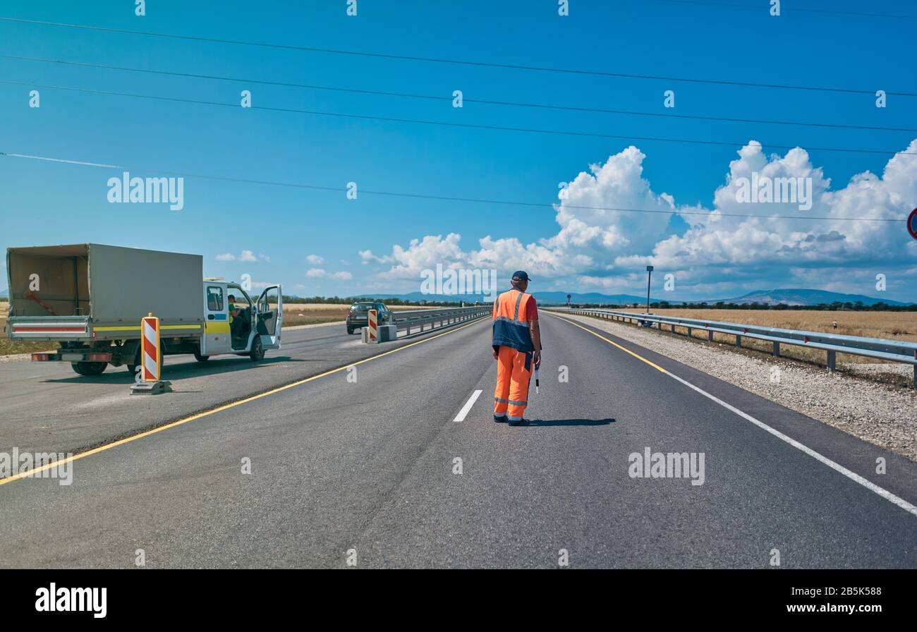 Mitarbeiter des Straßenverkehrs auf der Autobahn Stockfoto