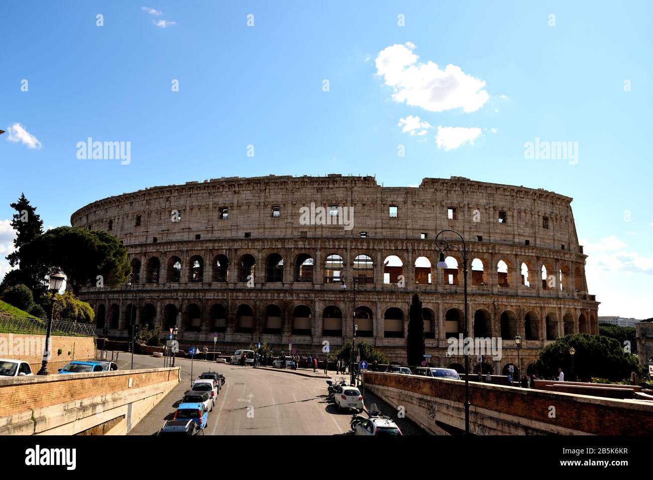 März 2020, Rom, Italien: Blick auf das Kolosseum mit wenigen Touristen wegen der Coronavirus-Epidemie Stockfoto