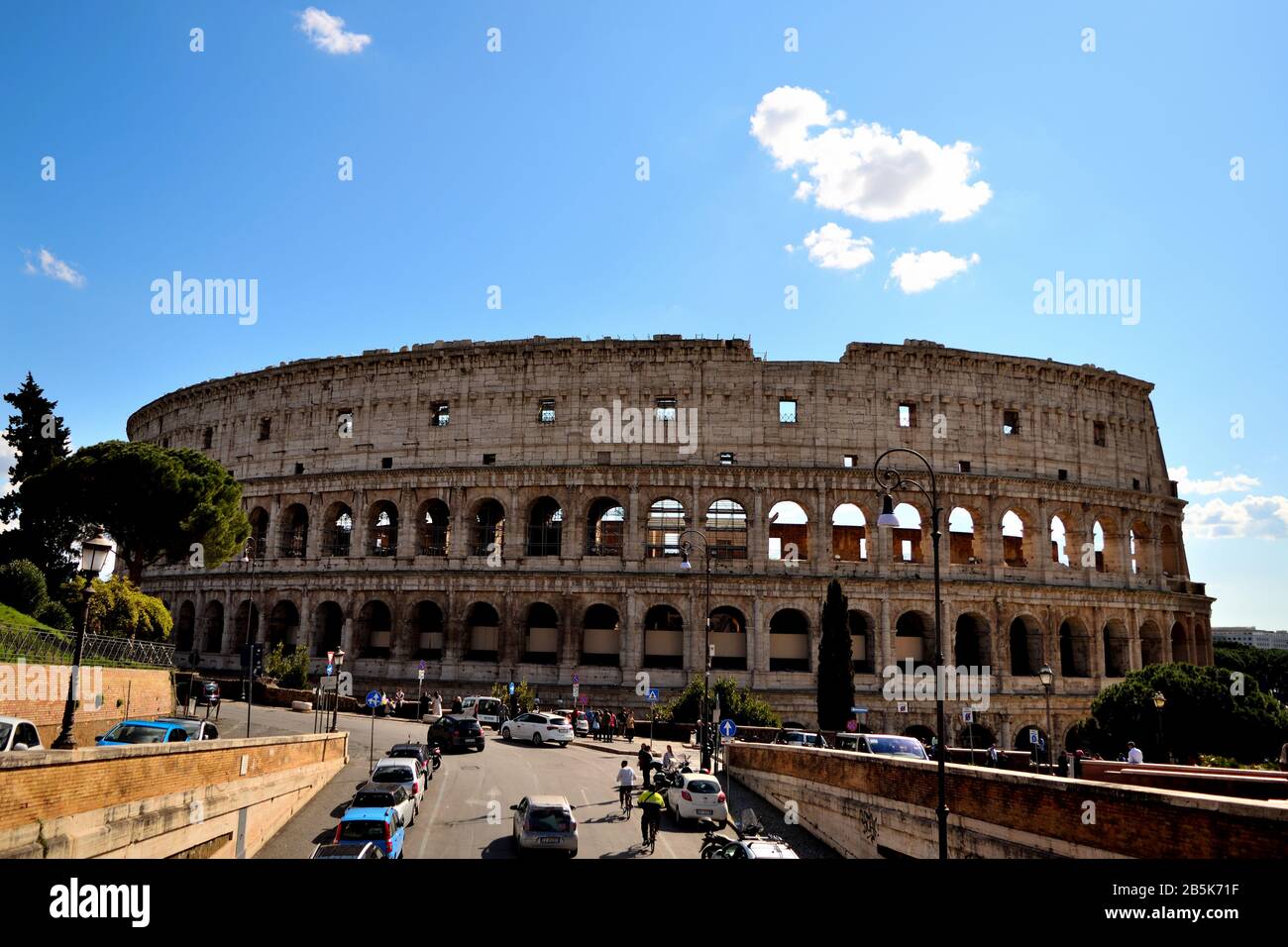 März 2020, Rom, Italien: Blick auf das Kolosseum mit wenigen Touristen wegen der Coronavirus-Epidemie Stockfoto