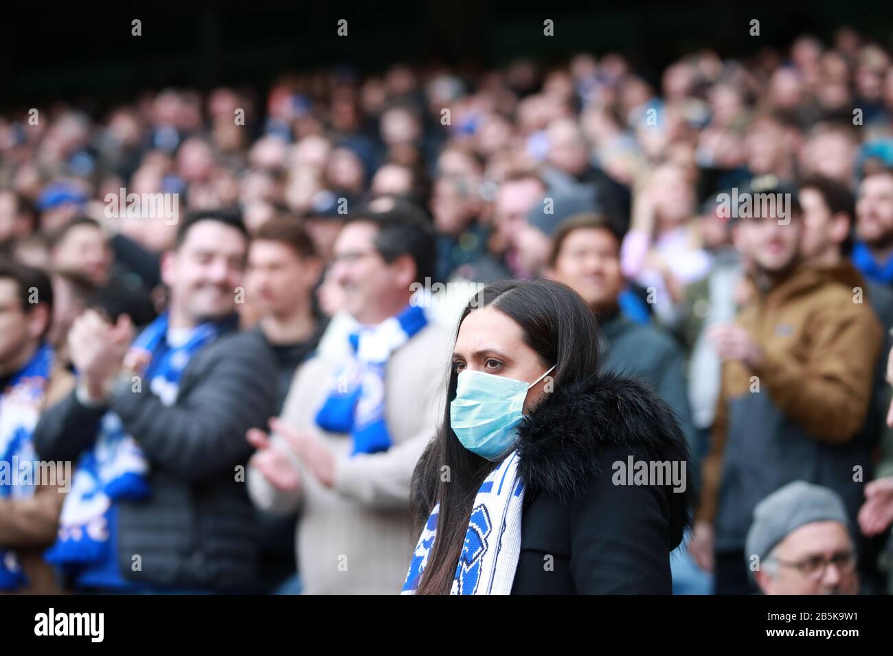 Ein Fan auf den Tribünen trägt während des Premier-League-Spiels in Stamford Bridge, London, eine Maske. Stockfoto