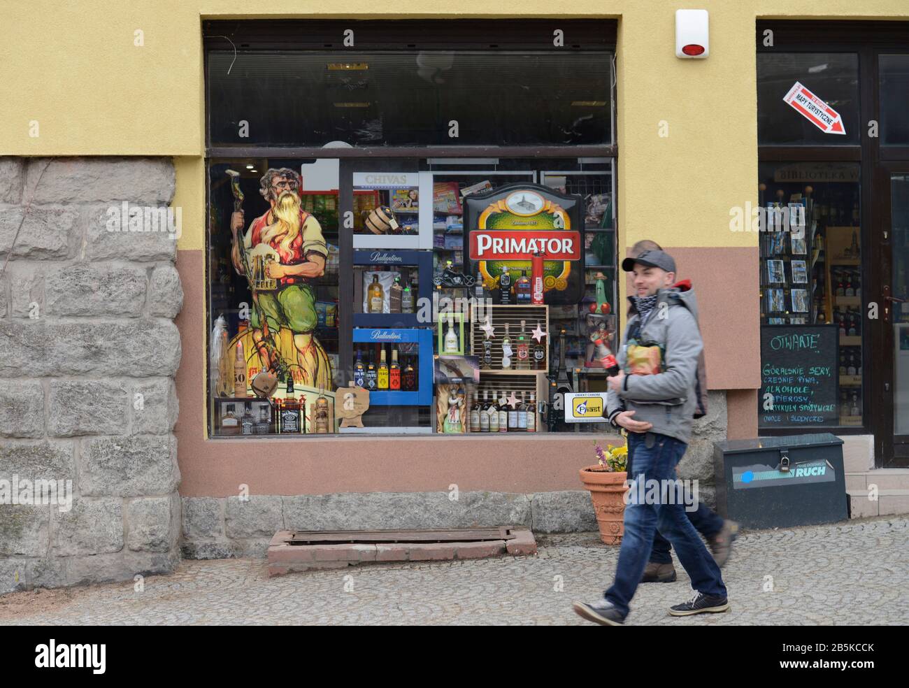 Getraenkeladen, Hauptstraße "Konstytucji 3 Maja", Karpacz, Niederschlesien, Polen Stockfoto