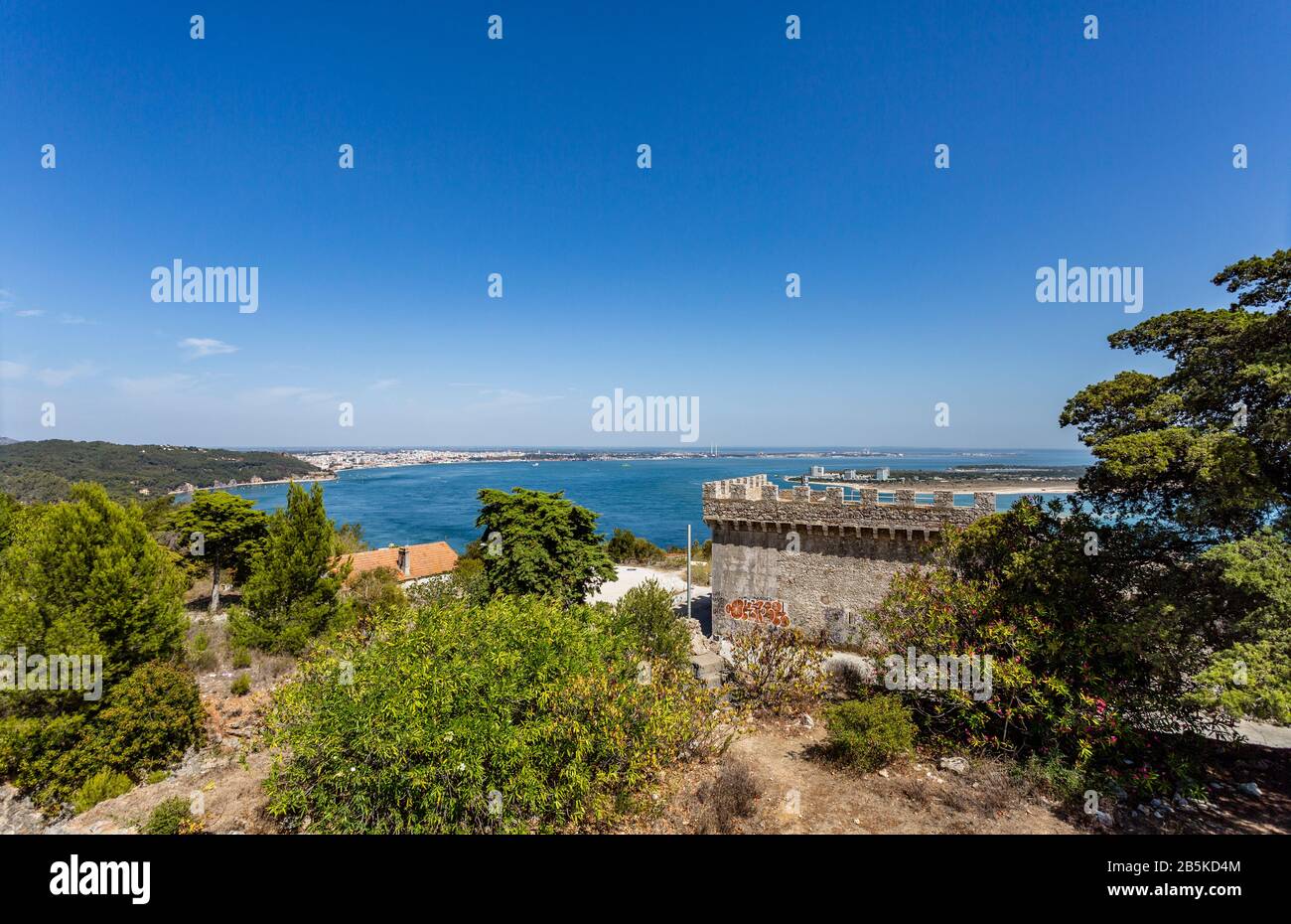 Panoramablick auf die Stadt Setubal und die Halbinsel Troia vom Fort Santiago do Outao aus dem 16. Jahrhundert, Arrabida Mountain Range, Portugal Stockfoto