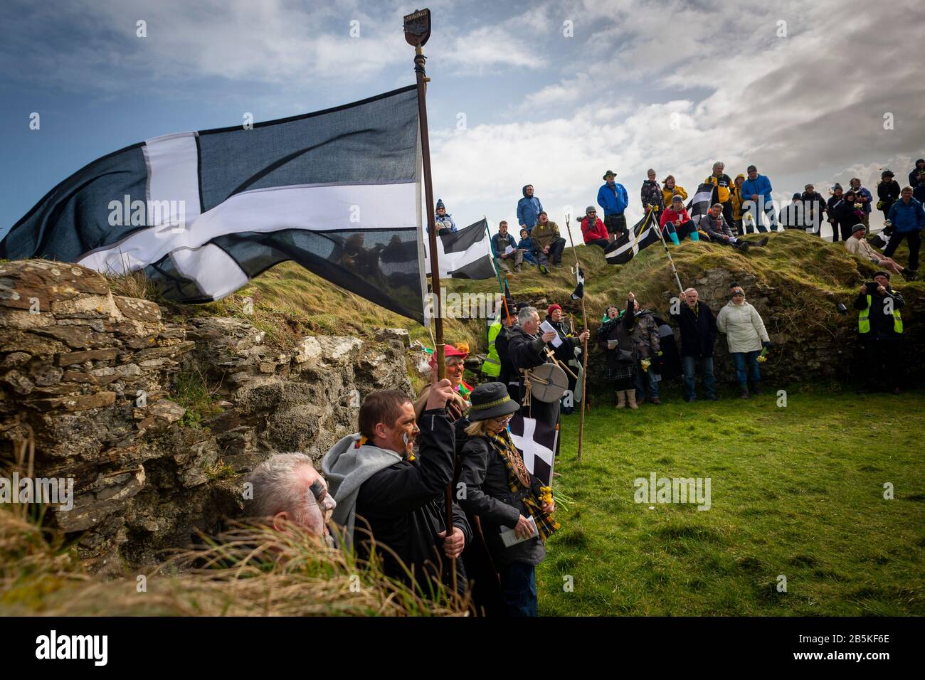 Perranporth Dunes, Perranporth, Cornwall, Großbritannien. 08/03/2020. Der jährliche marsch von St. Piran in Cornwall wird von dem Heiligen und seinen Jüngern geführt. Stockfoto