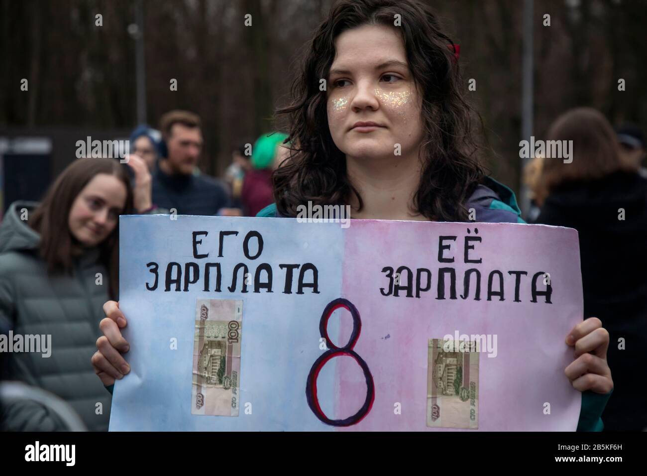 Moskau, Russland. März 2020 TEILNEHMER einer Kundgebung 'MARCH 8 - feiere den Urlaub richtig' für die Solidarität der Frauen und die Rechte der Frauen, Organisiert von der Gruppe weiblicher Aktivisten, um den Internationalen Frauentag im Moskauer Sokolniki Hyde Park zu markieren. Die Demonstranten zeichnen sich durch einen Gesetzesentwurf aus, der Frauen vor häuslicher Gewalt schützt, für Gleichberechtigung, gegen Sexismus, weibliche Objektivierung und politische Unterdrückung. Ein Banner lautet "Sein Gehalt (links), Ihr Gehalt (rechts)". Stockfoto