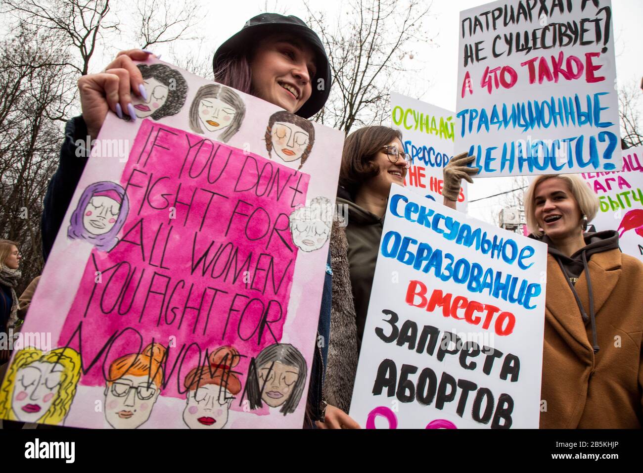 Moskau, Russland. März 2020 TEILNEHMER einer Kundgebung 'MARCH 8 - feiere den Urlaub richtig' für die Solidarität der Frauen und die Rechte der Frauen, Organisiert von der Gruppe weiblicher Aktivisten, um den Internationalen Frauentag im Moskauer Sokolniki Hyde Park zu markieren. Die Demonstranten zeichnen sich durch einen Gesetzesentwurf aus, der Frauen vor häuslicher Gewalt schützt, für Gleichberechtigung, gegen Sexismus, weibliche Objektivierung und politische Unterdrückung Stockfoto