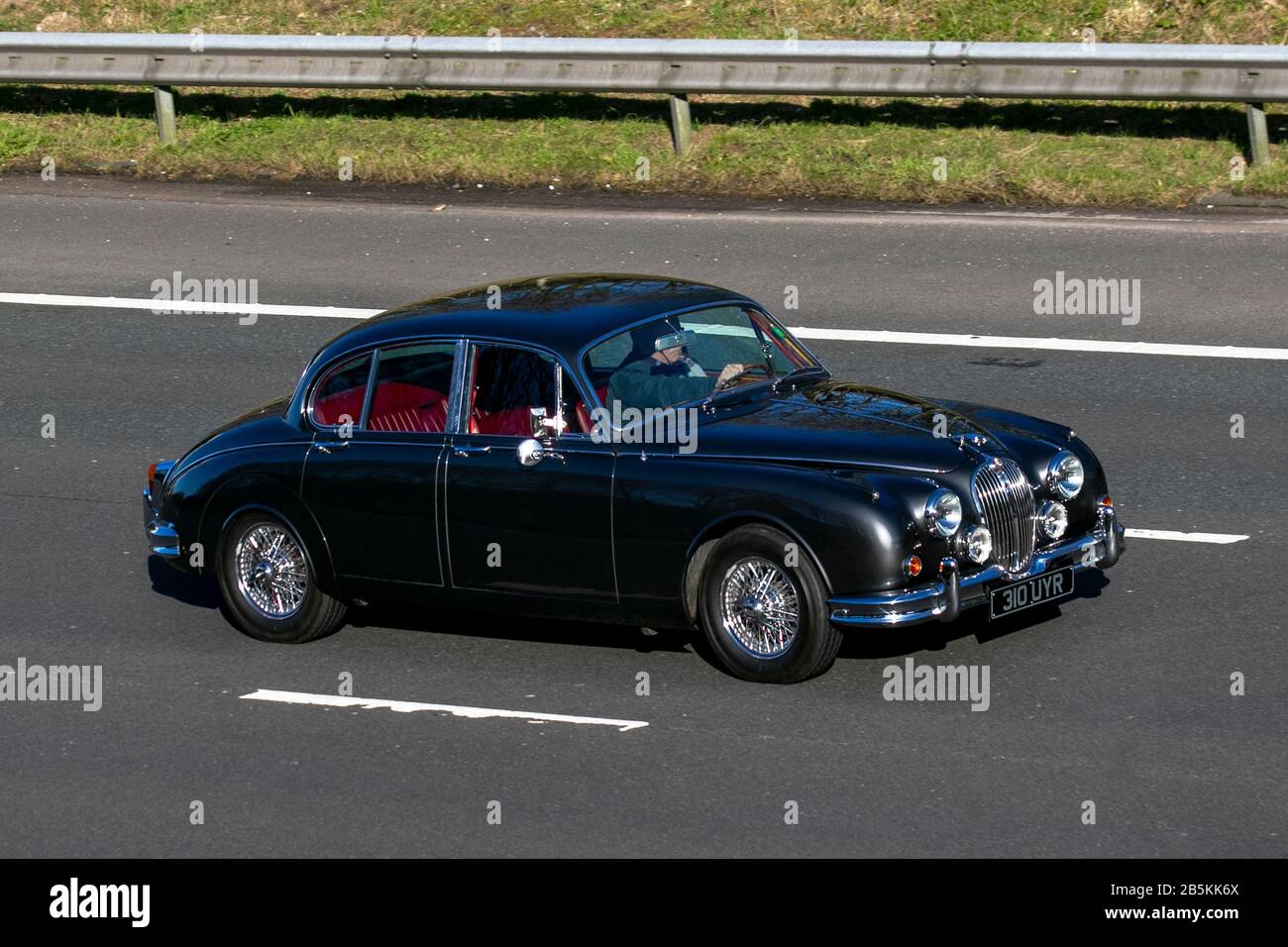 1962 60er Jahre schwarzer Jaguar MK II; britischer Fahrzeugverkehr, Transport, klassische britische Fahrzeuge, Limousinen, Fahrzeuge, Fahrzeuge, Straßen, Motoren, Autofahren auf der Autobahn M6 Stockfoto