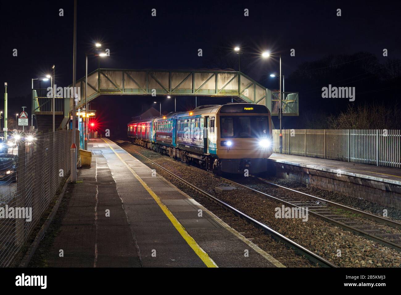 Transport für Wales Klasse 142 Sprinter Bahn 142002 + Klasse 150 Sprinter 150208 Aufruf am Bahnhof Pengam (Rhymney Valley Line, Südwales) Stockfoto