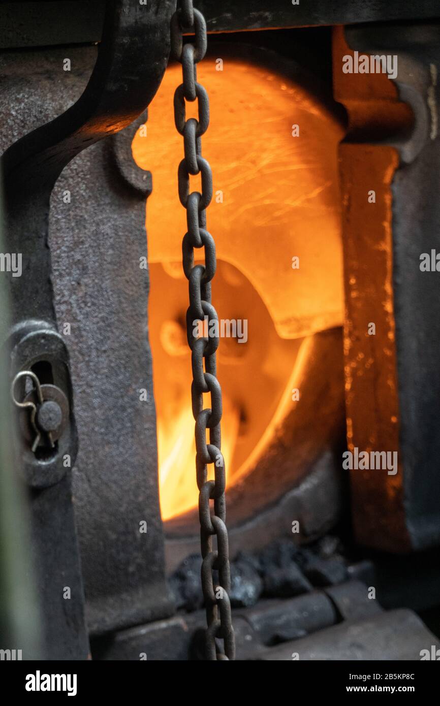 Brennendes Feuer in einer Feuerstelle in einem Dampfzug Stockfoto