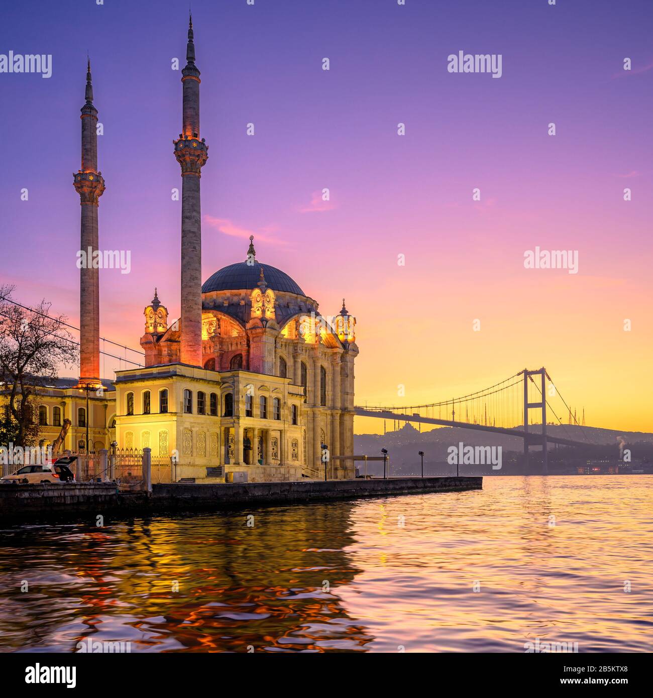 Ortakoy-Moschee mit Bosporus-Brücke in Istanbul, Türkei bei Sonnenaufgang Stockfoto