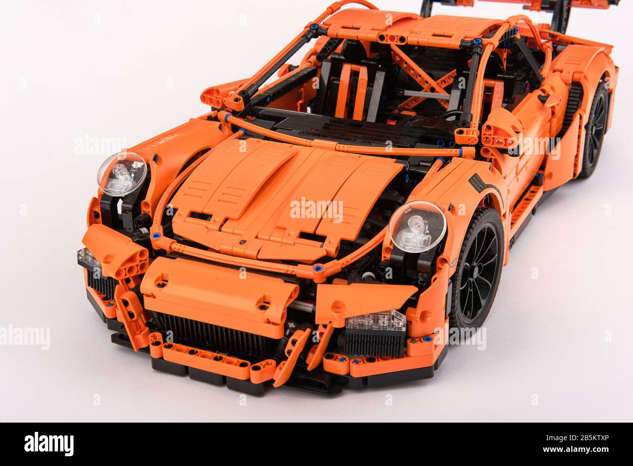 Verschiedene Ansichten des montierten orangefarbenen lego Porsche GT 3RS-Wagens Stockfoto