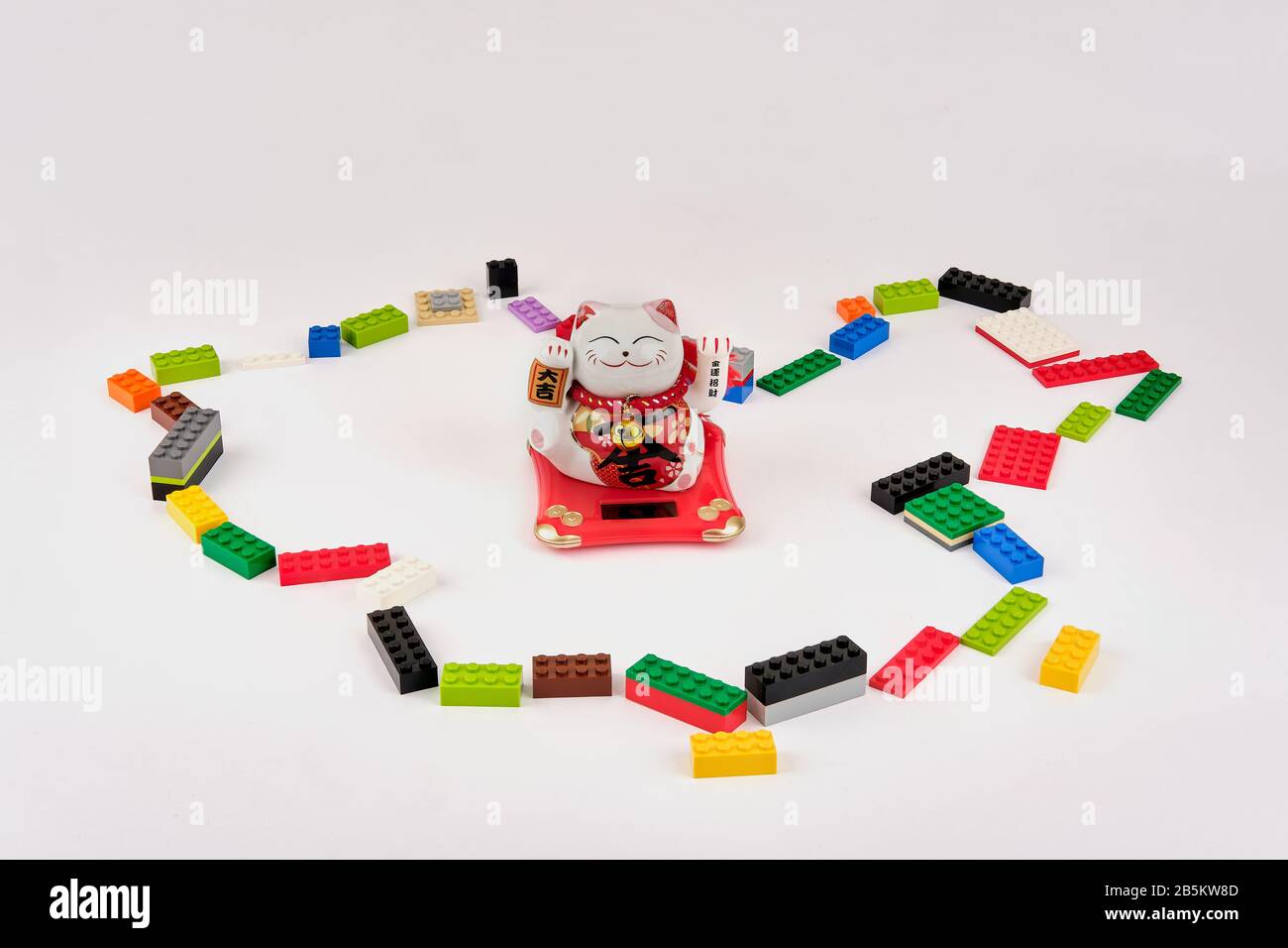 LEGO Bricks Great Wall of China Konzept Umriss der chinesischen Weltkarte  mit chinesischer Glückskatze im Zentrum Stockfotografie - Alamy