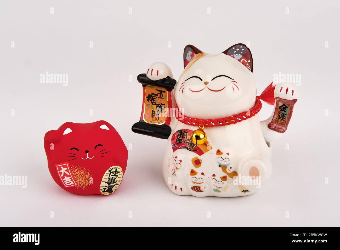 Zwei weiße und rote chinesische Glückskatzen Stockfoto