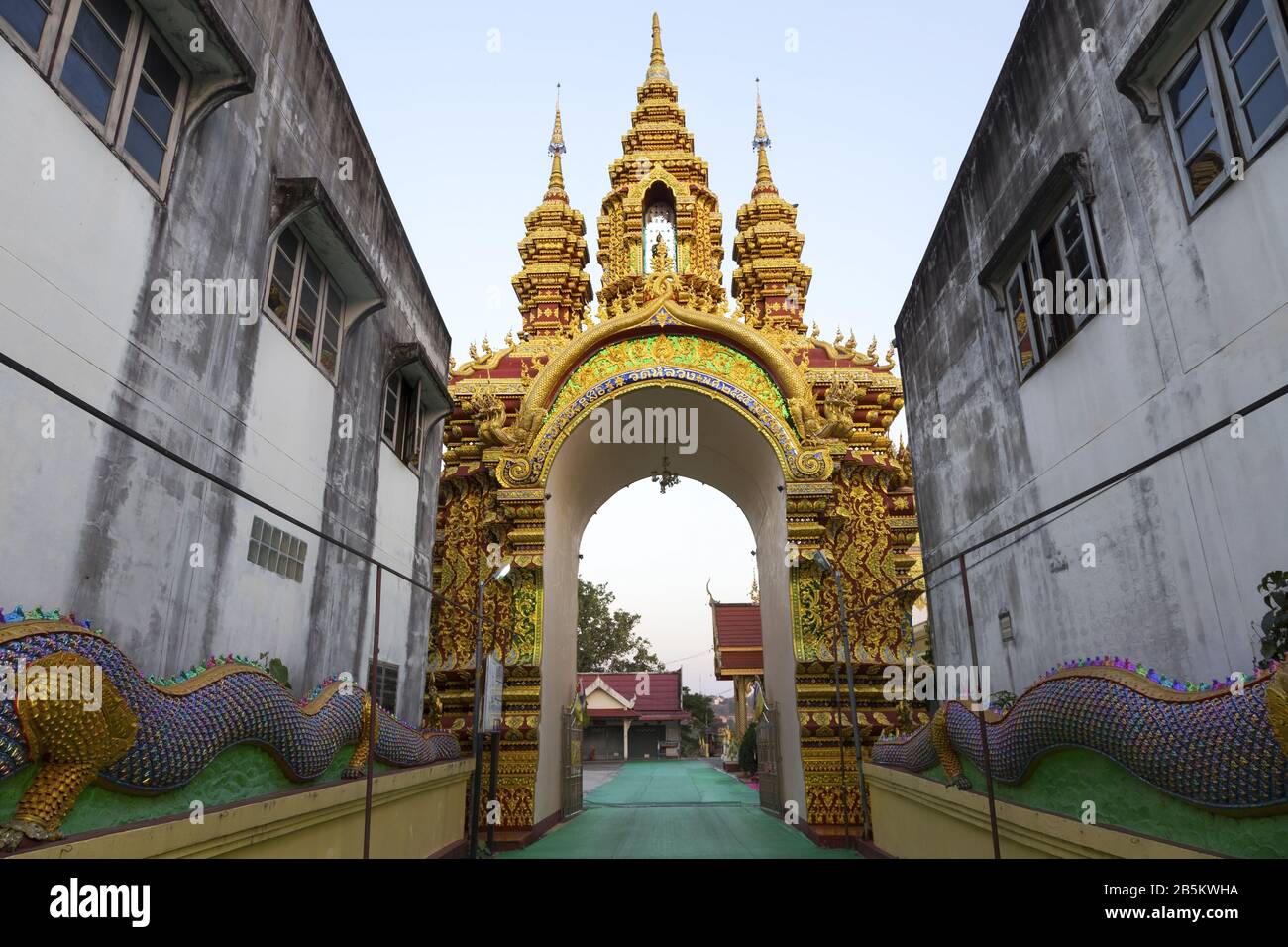 Eingangstor des buddhistischen Tempels in Chiang Kong am Mekong, nahe der thailändischen Grenze zu Laos Stockfoto