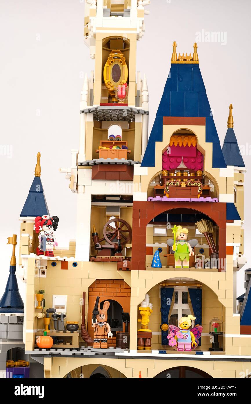 Zusammengebaut lego Walt Disney World Resort Cinderella Castle mit Disney Tinkerbell und anderen Mini-Figuren Stockfoto