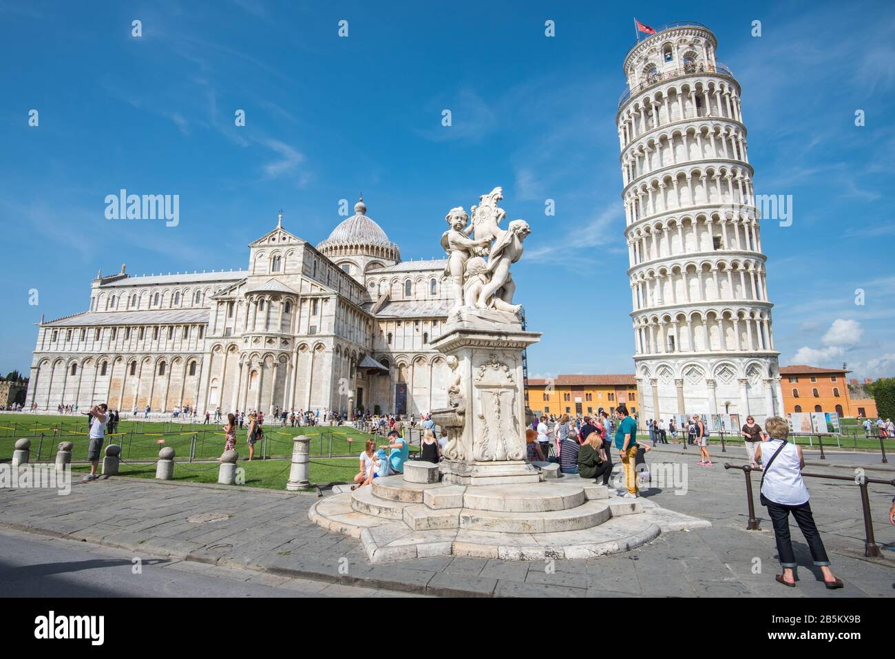 Die weltberühmte Piazza dei Miracoli in Pisa, Toskana. Mit dem Bau der Kathedrale wurde 1064 begonnen. Stockfoto