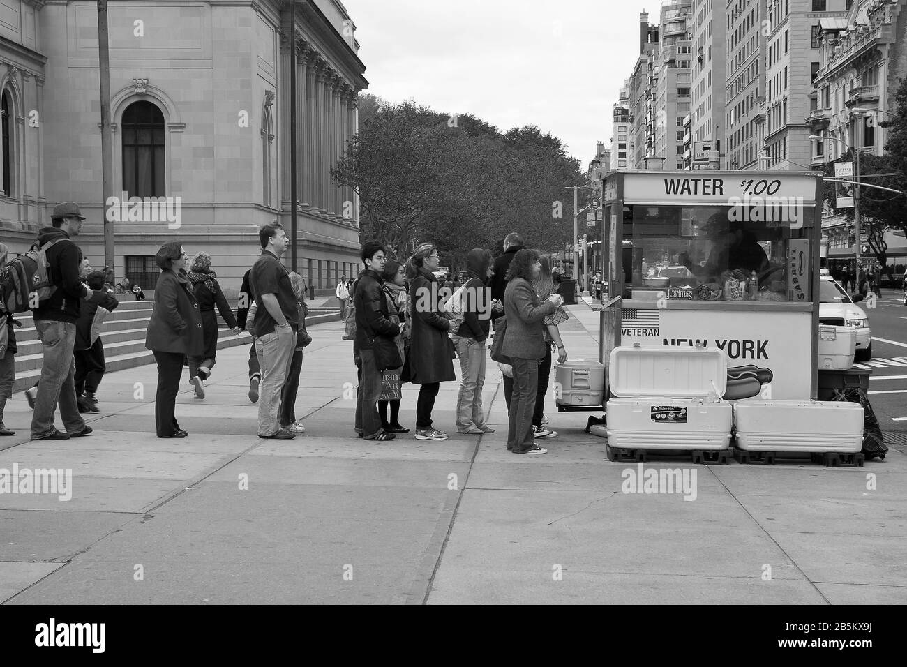 Leute, die in New York für Hot Dogs auf der Straße Schlange stehen Stockfoto
