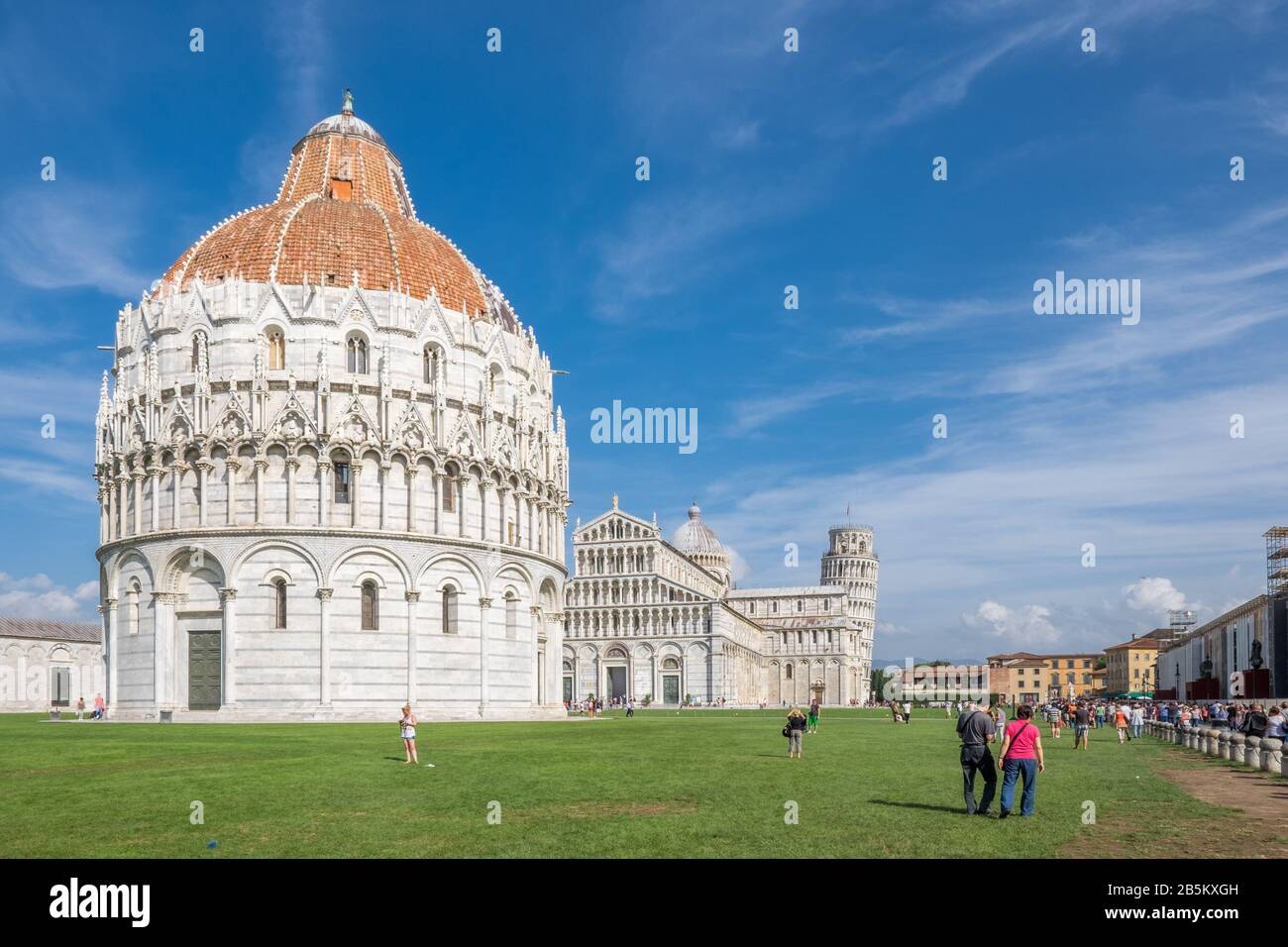 Die weltberühmte Piazza dei Miracoli in Pisa, Toskana. Mit dem Bau der Kathedrale wurde 1064 begonnen. Stockfoto