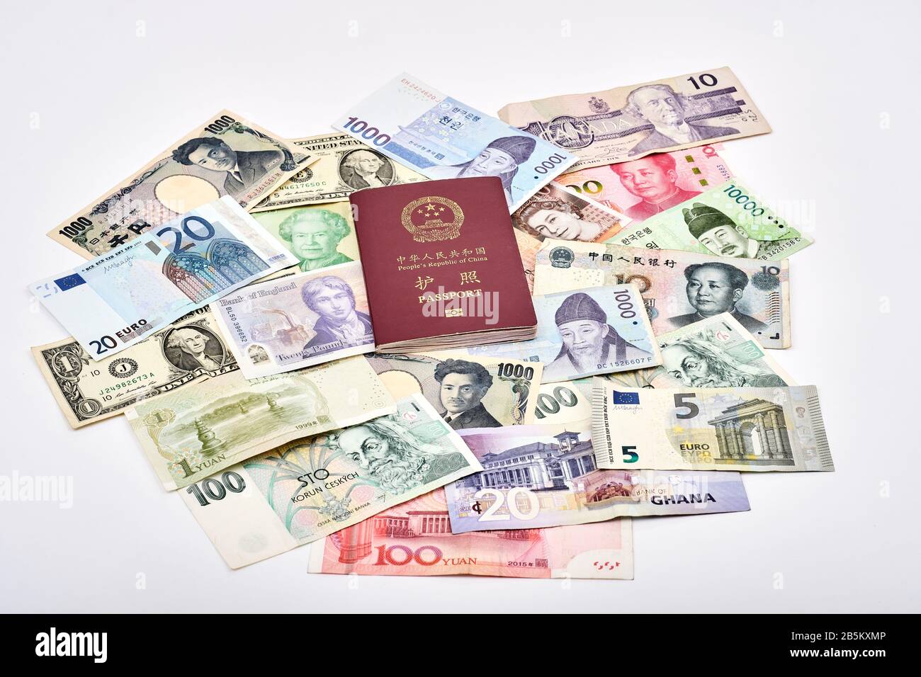 East trifft auf das Reisekonzept der westlichen Welt mit chinesischem Pass und einer Mischung aus westlichen und asiatischen Währungen Stockfoto