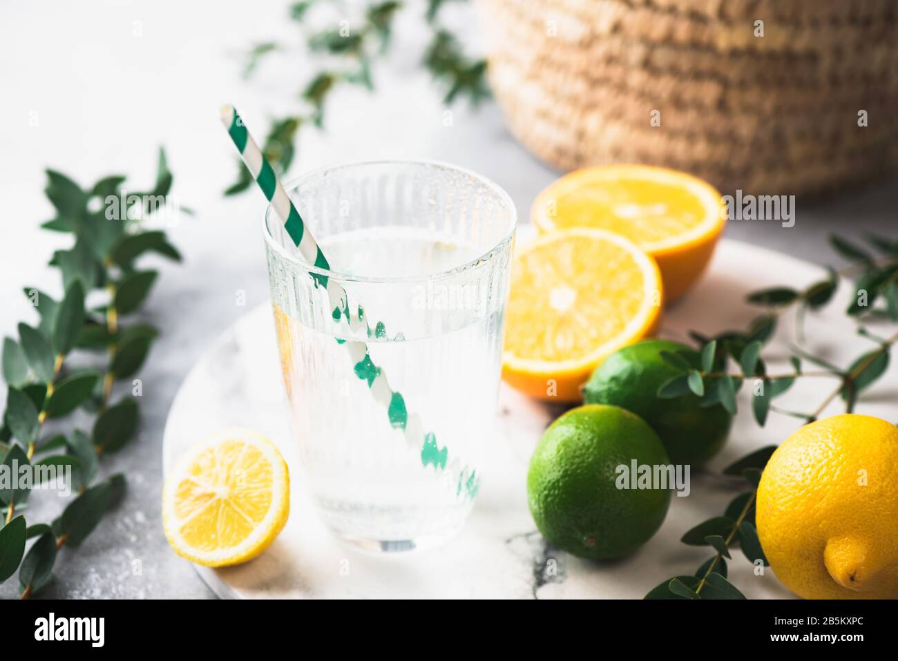 Erfrischendes kaltes Limonadenwasser. Limonade-Cocktail im Sommer Stockfoto