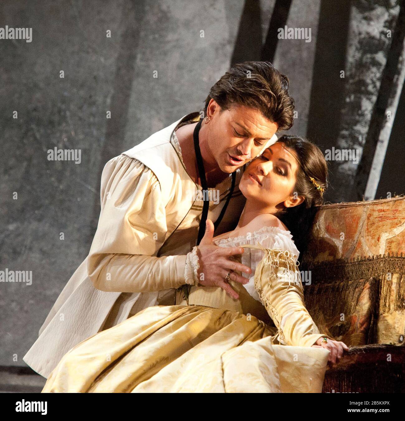 Vittorio Grigolo (Herzog von Mantua), Susana Gaspar (Gräfin Ceprano) in RIGOLETTO von Verdi Dirigent: John Eliot Gardiner Bühnenbild: Michael Vale Kostüme: Tanya McCallin Beleuchtung: Paule Constable ursprünglicher Regisseur: David McVicar Revival & Movement Director: Leah Hausman The Royal Opera, Covent Garden, London WC2 30/03/2012 Stockfoto