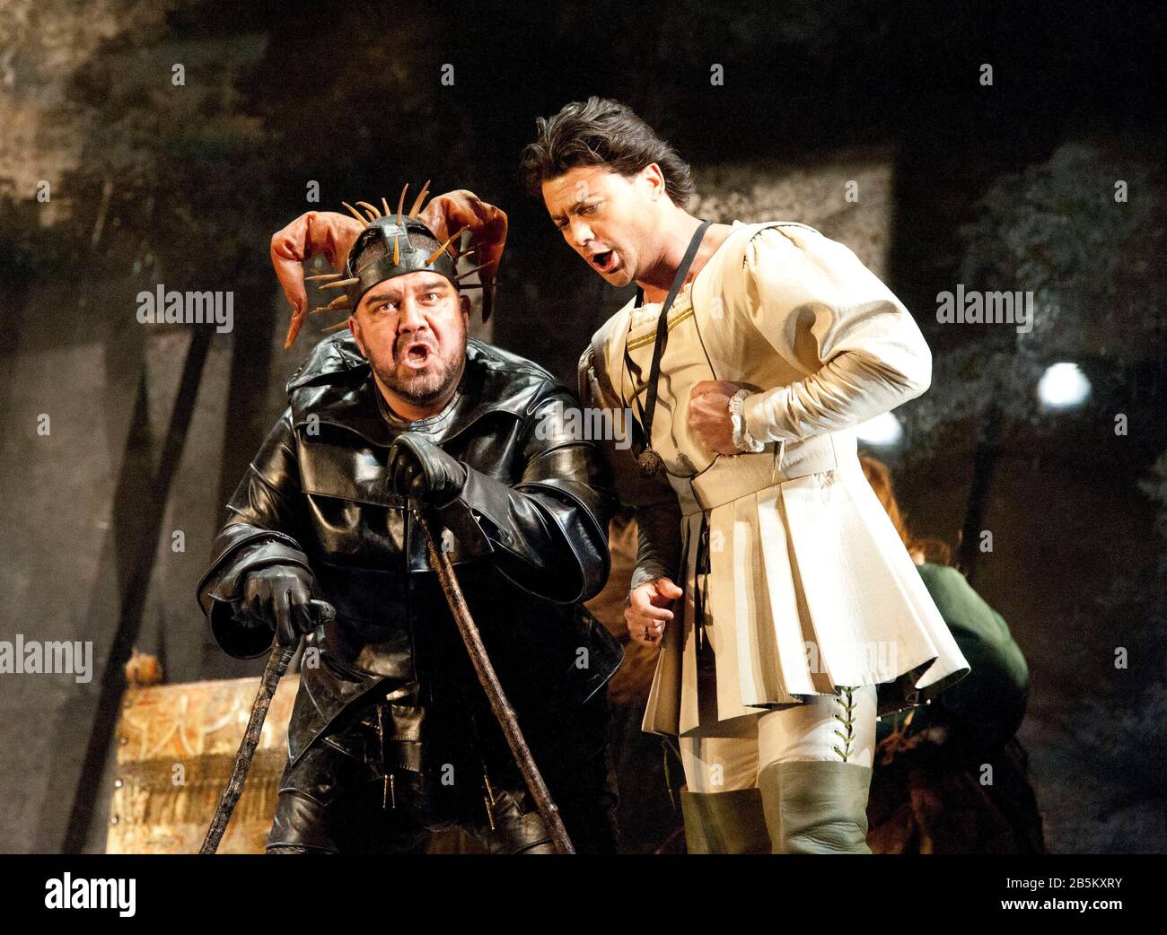 L-r: Dimitri Platanias (Rigoletto), Vittorio Grigolo (Herzog von Mantua) in RIGOLETTO von Verdi Dirigent: John Eliot Gardiner Bühnenbild: Michael Vale Kostüme: Tanya McCallin Beleuchtung: Paule Constable Originaldirektor: David McVicar Revival & Movement Director: Leah Hausman The Royal Opera, Covent Garden, London WC2 30/03/2012 Stockfoto