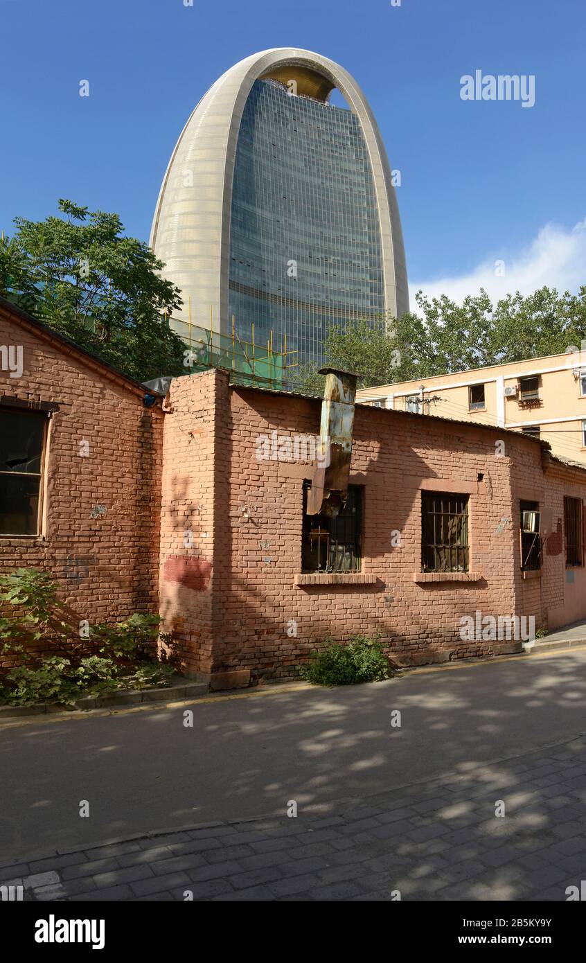 Der Büroturm der People's Daily von einem nahe gelegenen Wohngebiet, Peking, China, aus gesehen Stockfoto