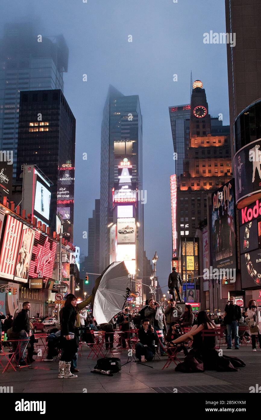 Modische Fotoshooting in der Nacht auf Dem Times Square Stockfoto