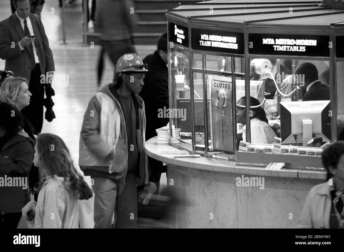 Mann bittet um Informationen am Informationsschalter in der Grand Central Station Stockfoto