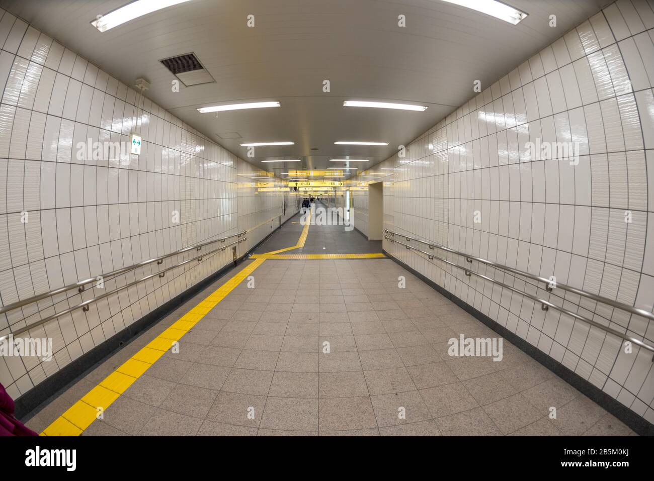 U-Bahn-Zufahrtstunnel, U-Bahn-Station Tokio, Shinjuku-Station, Japan Stockfoto