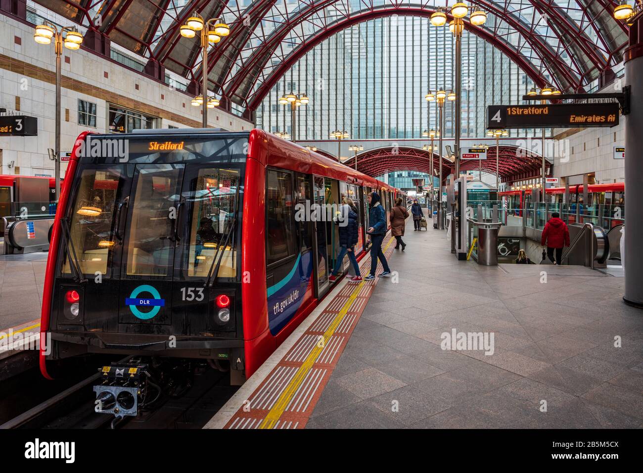 DLR-Bahn am Bahnhof Canary Wharf Docklands Light Railway. Stockfoto