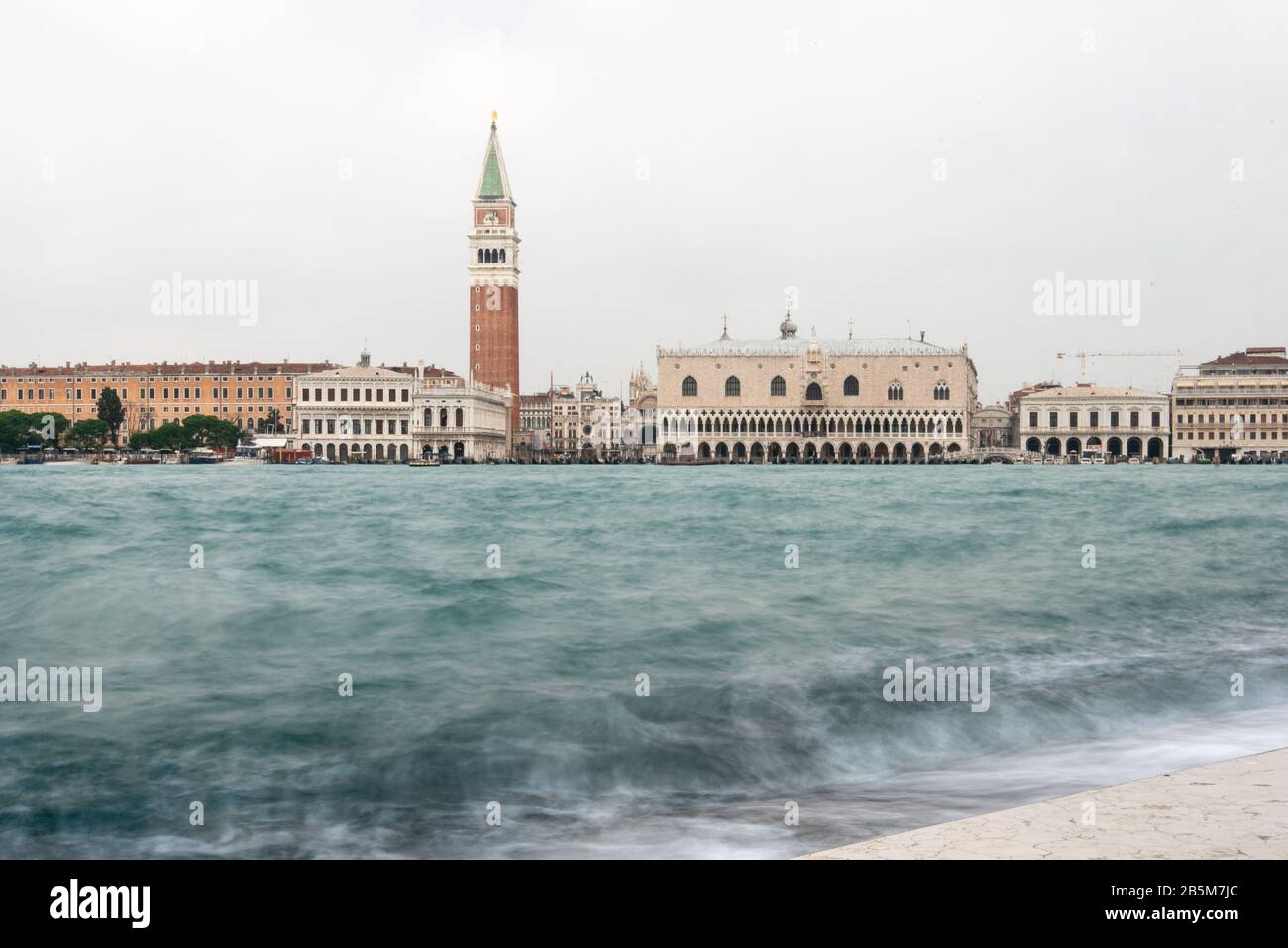 Der Markusplatz in Venedig bei schlechtem Wetter und hoher Flut, Venedig/Italien Stockfoto