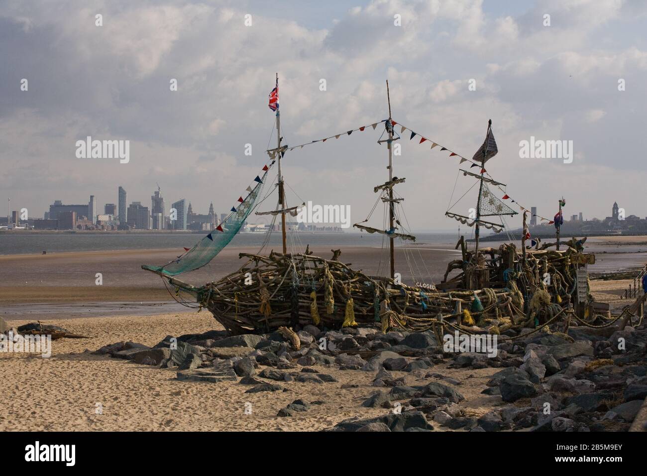 Das Piratenschiff aus schwarzer Perle, das aus Treibholz in der britischen Küstenstadt New Brighton am Ufer des Flusses Mersey gebaut wurde Stockfoto