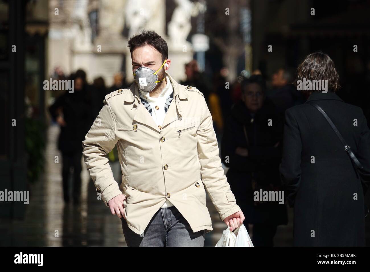 Mann, der Masken trägt, um die Ausbreitung des Coronavirus zu enthalten. Mailand, Italien - März 2020 Stockfoto