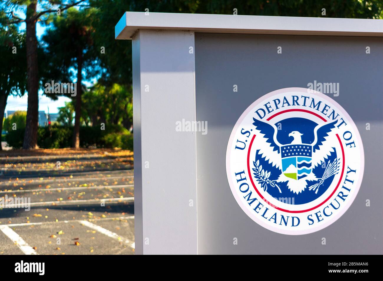 DHS-Siegel des US-Heimatschutzministeriums in der Nähe der USCIS-Außenstelle - San Jose, Kalifornien, USA - 2019 Stockfoto
