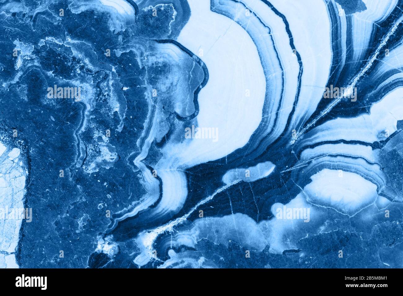 Querschnitt des abstrakten blauen Fantasy-Minerals, Farbe des pantone-klassikers 19-4052 aus dem Jahr 2020 Stockfoto