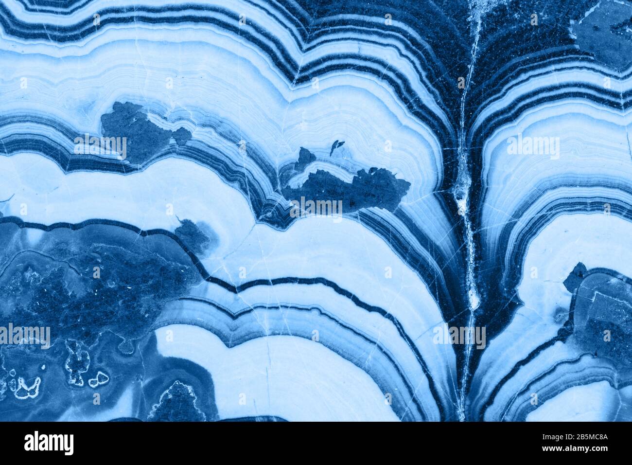 Querschnitt des abstrakten Fantasy-Minerals, Farbe des pantone-klassikers 19-4052 aus dem Jahr 2020 Stockfoto