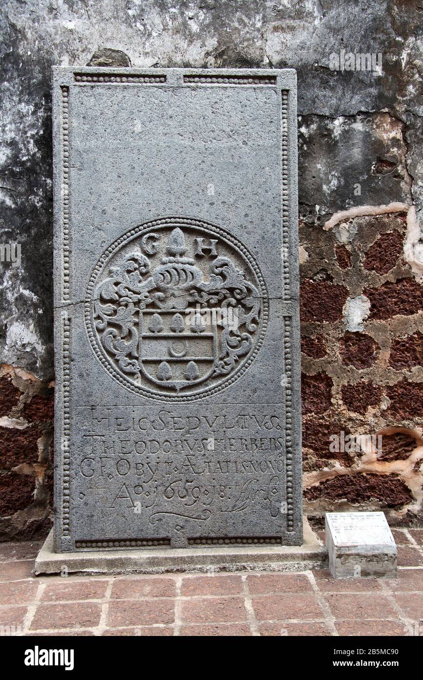 Grabstein aus dem Jahr 1659 in der Kirchenruine am Saint Pauls Hill in Melaka Stockfoto
