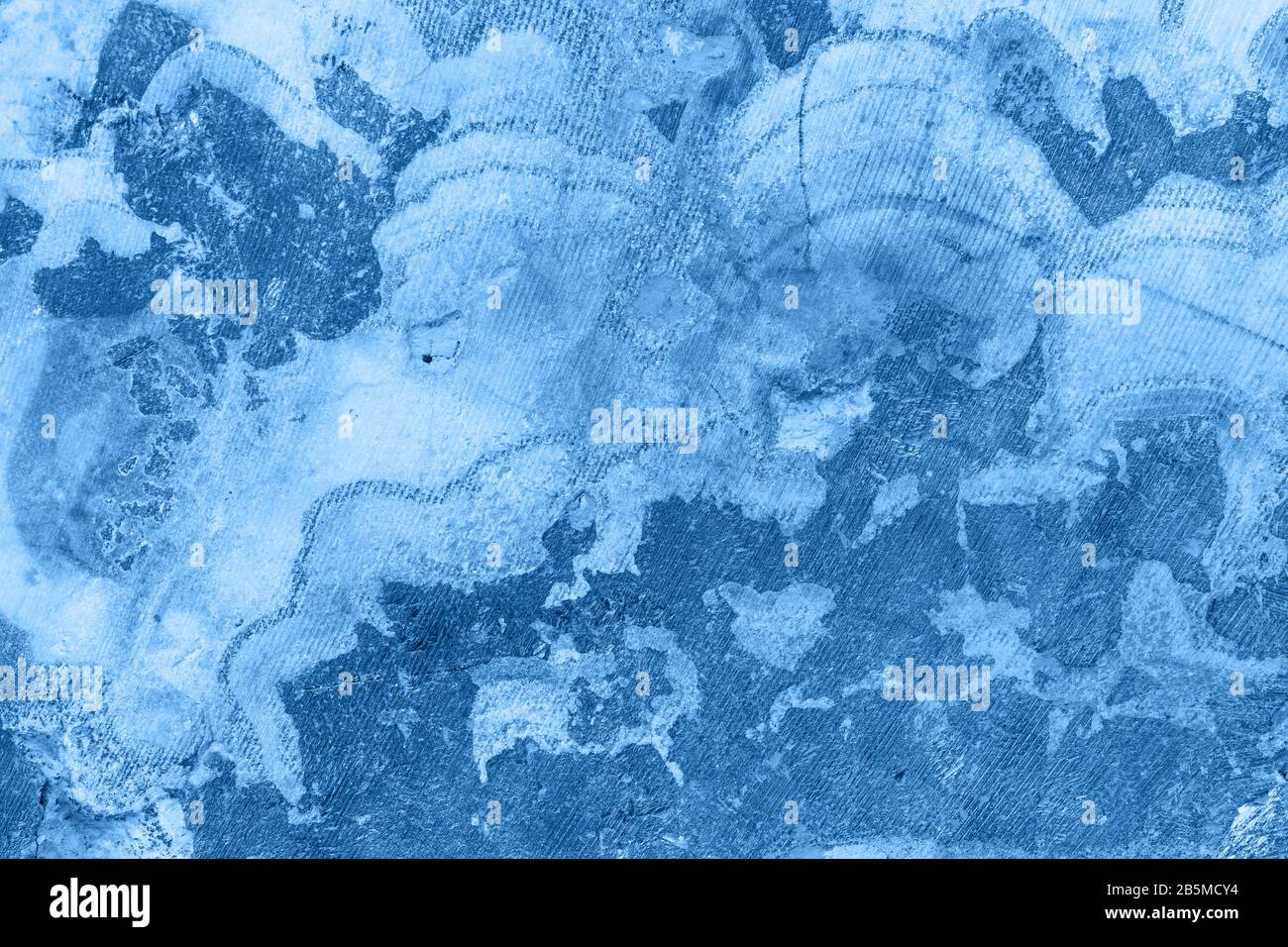 Querschnitt des abstrakten blauen Fantasy-Minerals, Farbe des pantone-klassikers 19-4052 aus dem Jahr 2020 Stockfoto