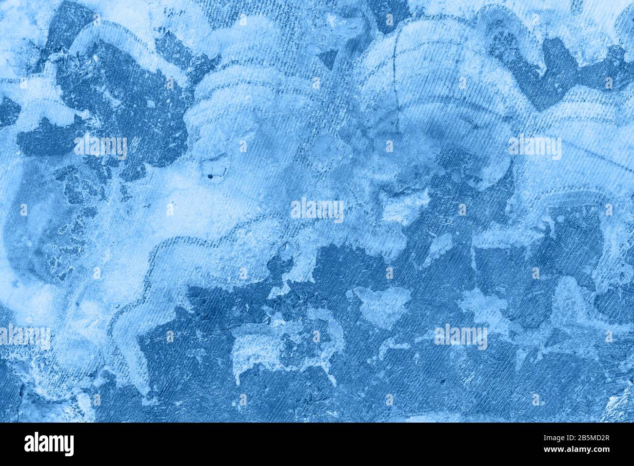 Querschnitt des abstrakten blauen Fantasy-Minerals, Farbe des pantone-klassikers 19-4052 aus dem Jahr 2020 Stockfoto