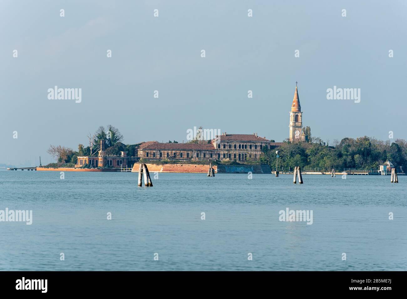 Blick vom Lido auf die verlassene Poveglia-Insel, ein ehemaliges psychiatrisches Krankenhaus von Venedig, Italien Stockfoto